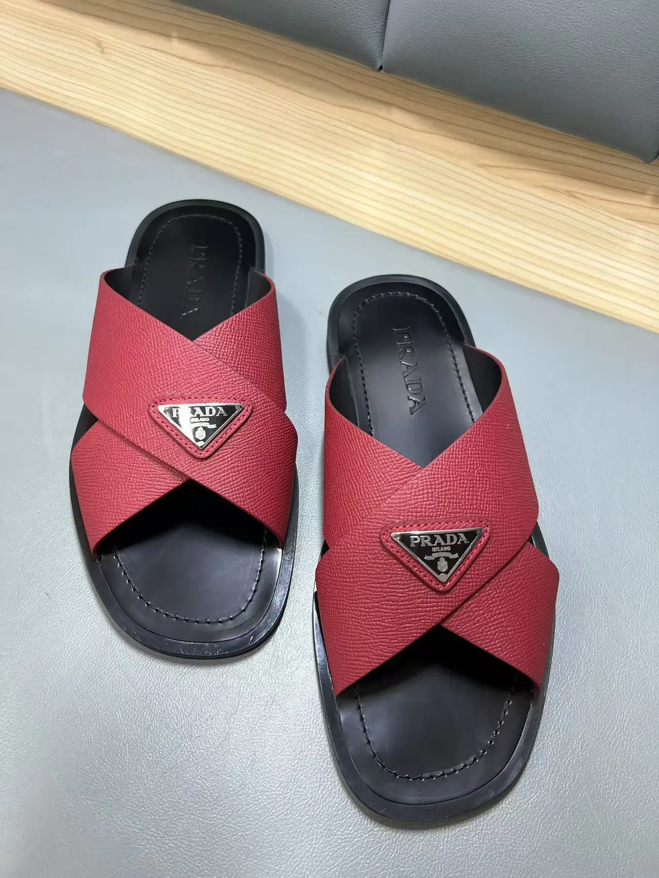 340💰PRADA Prada’s latest slippers are synchronized with the official website. This slipper is made of the brand’s unique and iconic Saffiano leather. The brand logo jumps out from the double straps, and the brand style is clearly visible. Cowhide gives men elegant charm and functional design, making it an ideal choice for vacation and leisure. Size:38-45